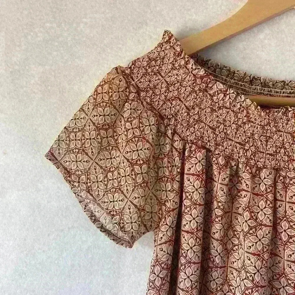 En Creme Red White Abstract Smocked Collar Flowy Sleeve Blouse Size Small - Picture 6 of 14